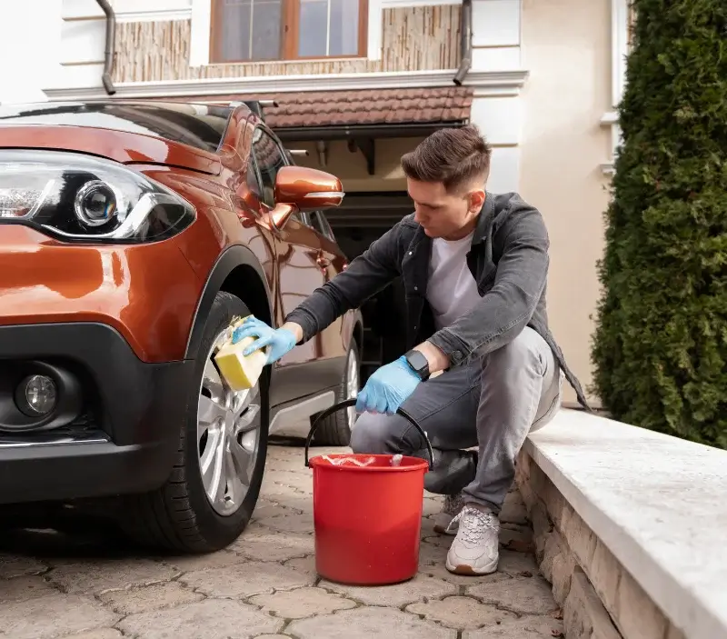 Lavage auto à domicile Livarot-Pays-d'Auge : professionnel intervenant sur un véhicule